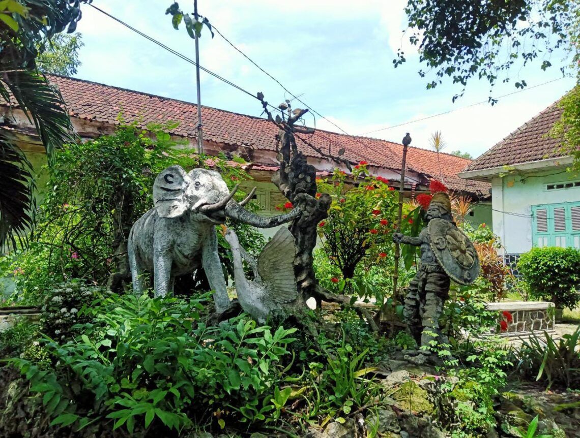 Sejarah Nama Jalan Gajah Bolong di Bojonegoro: Lubang Gaib Sebesar Gajah 1 Patung Gajah Bolong yang berada di Bojonegoro dan mengandung nilai sejarah. (Foto: Mila Arinda/Tugu Jatim)