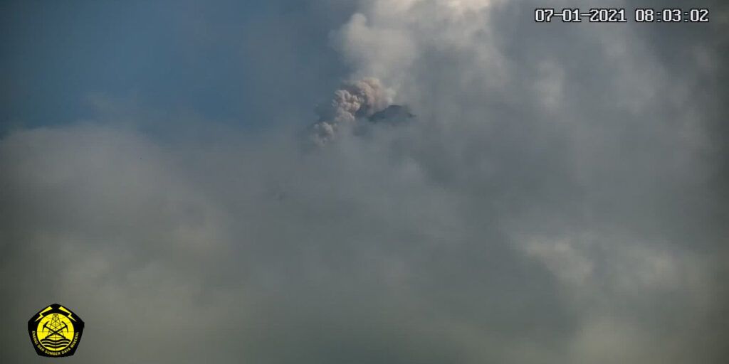 Gunung Merapi mengeluarkan guguran awan panas yang diamati oleh Badan Geologi. (Foto: BPPTKG)