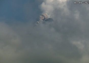 Gunung Merapi mengeluarkan guguran awan panas yang diamati oleh Badan Geologi. (Foto: BPPTKG)