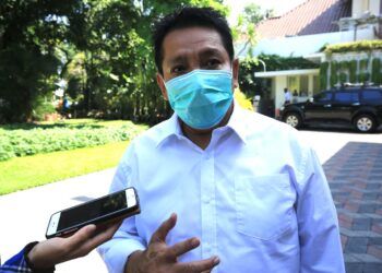 Kepala Dinas Penanaman Modal dan Pelayanan Terpadu Satu Pintu (DPM-PTSP), M Taswin sedang menemui wartawan di Balai Kota Surabaya pada Rabu (20/01/2021). (Foto: Humas Pemkot Surabaya)