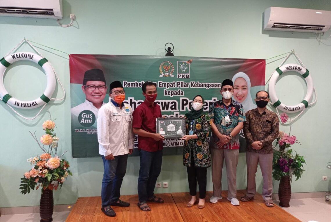Anggota DPR RI Ratna Juwita atau Iya Juwita menyerahkan program KIP Kuliah kepada 18 mahasiswa di Tuban. (Foto: Dokumen)