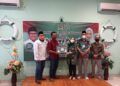 Anggota DPR RI Ratna Juwita atau Iya Juwita menyerahkan program KIP Kuliah kepada 18 mahasiswa di Tuban. (Foto: Dokumen)