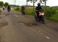 Jalan desa di Tuban yang rusak akibat sering dilalui kendaraan proyek. (Foto: Moch Abdurrochim/Tugu Jatim)