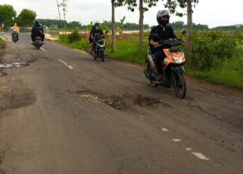 Jalan desa di Tuban yang rusak akibat sering dilalui kendaraan proyek. (Foto: Moch Abdurrochim/Tugu Jatim)