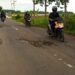 Digunakan Akses Jalan Proyek JLS, Jalan Desa di Tuban Rusak 8 Jalan desa di Tuban yang rusak akibat sering dilalui kendaraan proyek. (Foto: Moch Abdurrochim/Tugu Jatim)
