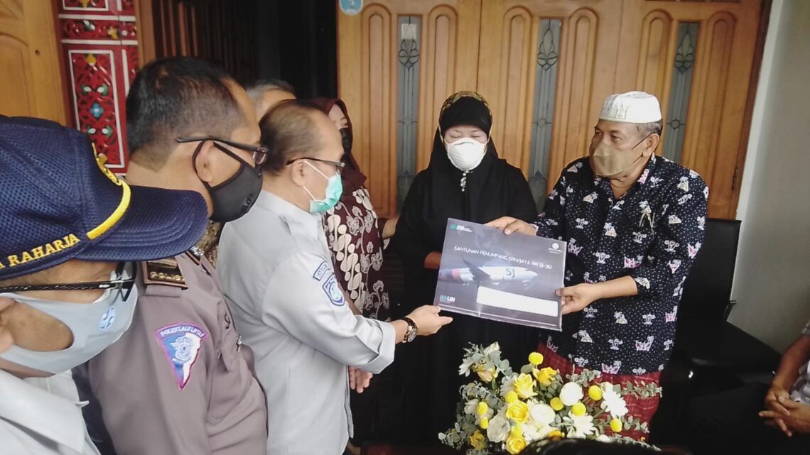 Jasa Raharja Berikan Santunan Rp 50 Juta pada Keluarga Fadly Satrianto 1 Jasa Raharja Jatim berikan santunan kepada keluarga koban jatuhnya Sriwijaya Air di Surabaya, Rabu (13/1/2021). (Foto: Rangga Aji/Tugu Jatim)