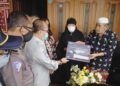 Jasa Raharja Jatim berikan santunan kepada keluarga koban jatuhnya Sriwijaya Air di Surabaya, Rabu (13/1/2021). (Foto: Rangga Aji/Tugu Jatim)