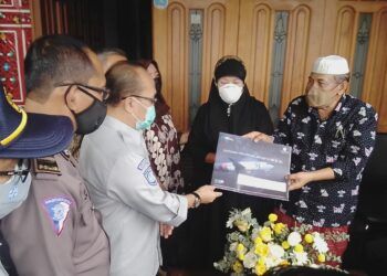Jasa Raharja Jatim berikan santunan kepada keluarga koban jatuhnya Sriwijaya Air di Surabaya, Rabu (13/1/2021). (Foto: Rangga Aji/Tugu Jatim)