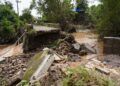 Jembatan penghubung Desa Jatiblimbing dan Desa Ngraseh di Bojonegoro yang ambrol diterjang banjir. (Foto: Humas Pemkab Bojonegoro)