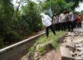 Bupati Bojonegoro, Anna Muawanah melakukan peninjauan jembatan ambrol di wilayah Kecamatan Dander (Foto: Humas Pemkab Bojonegoro)