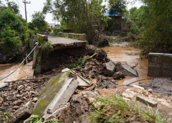 Jembatan penghubung Desa Jatiblimbing dan Desa Ngraseh di Bojonegoro yang ambrol diterjang banjir. (Foto: Humas Pemkab Bojonegoro)