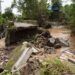Akibat Terjangan Banjir, Jembatan Penghubung Antar Desa di Bojonegoro Ambrol 8 Jembatan penghubung Desa Jatiblimbing dan Desa Ngraseh di Bojonegoro yang ambrol diterjang banjir. (Foto: Humas Pemkab Bojonegoro)