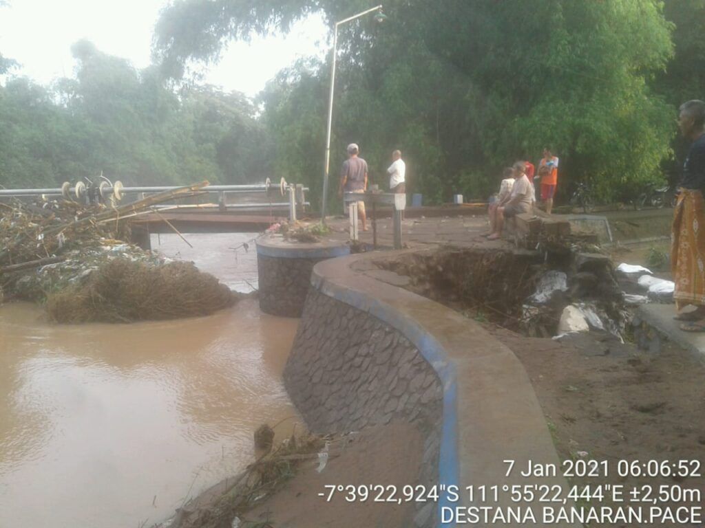 Aliran di salah satu sungai di Nganjuk yang tersumbat sampah dan mengakibatkan banjir. (Foto: BPBD Nganjuk)