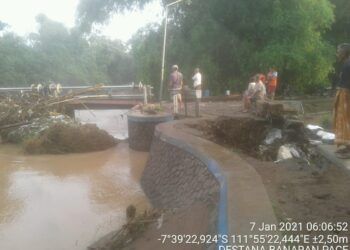 Aliran di salah satu sungai di Nganjuk yang tersumbat sampah dan mengakibatkan banjir. (Foto: BPBD Nganjuk)