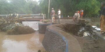 Aliran di salah satu sungai di Nganjuk yang tersumbat sampah dan mengakibatkan banjir. (Foto: BPBD Nganjuk)