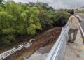 Pengerjaan bagian plengsengan di bawah Jembatan Kedungkandang masih dalam tahap pengerjaan pasca ambrol beberapa waktu lalu. (Foto: Azmy/Tugu Malang/Tugu Jatim)