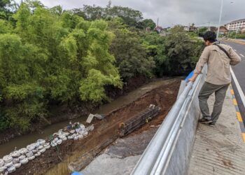 Pengerjaan bagian plengsengan di bawah Jembatan Kedungkandang masih dalam tahap pengerjaan pasca ambrol beberapa waktu lalu. (Foto: Azmy/Tugu Malang/Tugu Jatim)