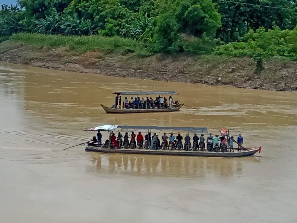 Jasa penyeberangan bagi warga Bojonegoro yang akan pergi ke Blora begitu sebaliknya. (Foto: Mila Arinda Putri/Tugu Jatim) perahu penyeberangan