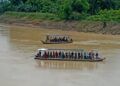 Jasa penyeberangan bagi warga Bojonegoro yang akan pergi ke Blora begitu sebaliknya. (Foto: Mila Arinda Putri/Tugu Jatim) perahu penyeberangan