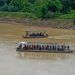 Jasa penyeberangan bagi warga Bojonegoro yang akan pergi ke Blora begitu sebaliknya. (Foto: Mila Arinda Putri/Tugu Jatim) perahu penyeberangan