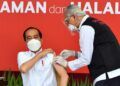 Jokowi saat melakukan proses vaksinasi di Istana Merdeka dan dilakukan oleh Abdul Muthalib, Rabu (13/1/2021). (Foto: Instagram Jokowi)