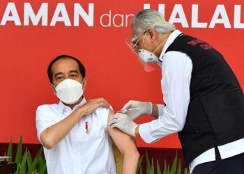 Jokowi saat melakukan proses vaksinasi di Istana Merdeka dan dilakukan oleh Abdul Muthalib, Rabu (13/1/2021). (Foto: Instagram Jokowi)