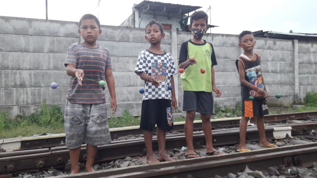 Suasana anak-anak ketika bermain di Kampoeng Dolanan Surabaya yang terletak di pinggir rel kereta api. (Foto: Rangga Aji/Tugu Jatim) Kampoeng dolanan tugu jatim