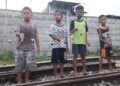 Suasana anak-anak ketika bermain di Kampoeng Dolanan Surabaya yang terletak di pinggir rel kereta api. (Foto: Rangga Aji/Tugu Jatim) Kampoeng dolanan tugu jatim