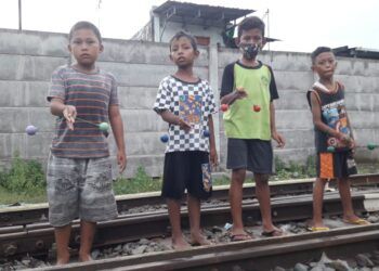 Suasana anak-anak ketika bermain di Kampoeng Dolanan Surabaya yang terletak di pinggir rel kereta api. (Foto: Rangga Aji/Tugu Jatim) Kampoeng dolanan tugu jatim