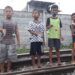 Suasana anak-anak ketika bermain di Kampoeng Dolanan Surabaya yang terletak di pinggir rel kereta api. (Foto: Rangga Aji/Tugu Jatim) Kampoeng dolanan tugu jatim