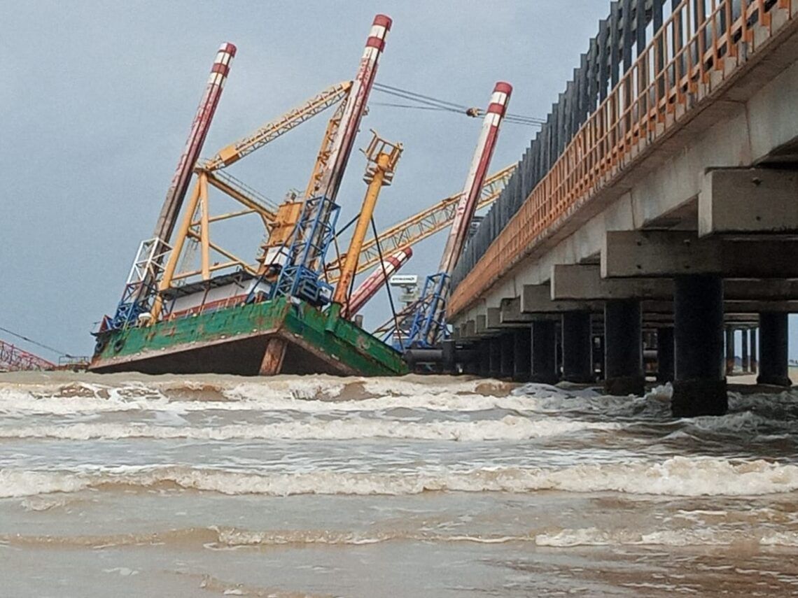 Cuaca Buruk, 2 Kapal Proyek Pengerjaan Jembatan Pelabuhan PT SBI di Tuban Karam 1 Kondisi dua buah kapal grade (tongkang) milik PT Panca Duta Prakasa yang karam setelah dihantam ombak akibat cuaca buruk. (Foto: Moch Abdurrochim/Tugu Jatim)