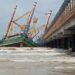 Cuaca Buruk, 2 Kapal Proyek Pengerjaan Jembatan Pelabuhan PT SBI di Tuban Karam 8 Kondisi dua buah kapal grade (tongkang) milik PT Panca Duta Prakasa yang karam setelah dihantam ombak akibat cuaca buruk. (Foto: Moch Abdurrochim/Tugu Jatim)