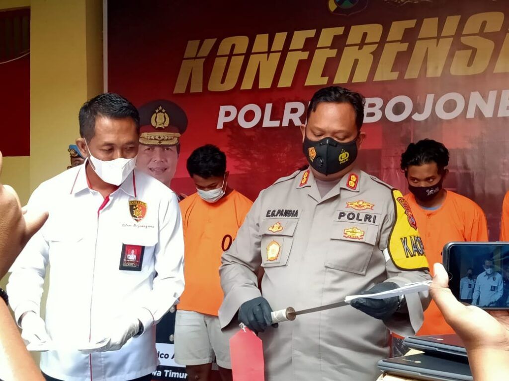 Kapolres Bojonegoro, AKBP Eva Guna Pandi saat menunjukkan barang bukti yang telah diamankan. (Foto: Mila Arinda/Tugu Jatim)