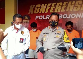 Kapolres Bojonegoro, AKBP Eva Guna Pandi saat menunjukkan barang bukti yang telah diamankan. (Foto: Mila Arinda/Tugu Jatim)