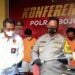 Kapolres Bojonegoro, AKBP Eva Guna Pandi saat menunjukkan barang bukti yang telah diamankan. (Foto: Mila Arinda/Tugu Jatim)