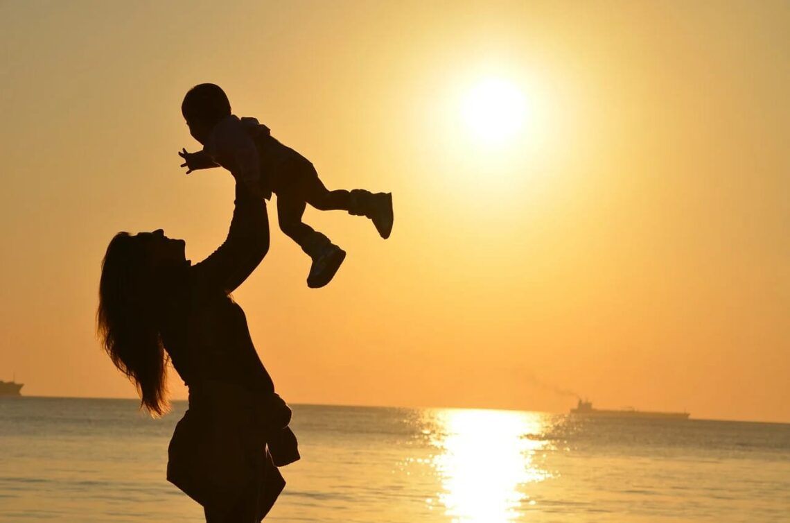 Ilustrasi kasih sayang orang tua yang nantinya juga bisa membentuk karakter dan kepribadian seorang anak. (Foto: Pixabay)