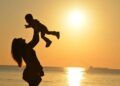 Ilustrasi kasih sayang orang tua yang nantinya juga bisa membentuk karakter dan kepribadian seorang anak. (Foto: Pixabay)