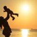 7 Manfaat Kasih Sayang Orang Tua dalam Membentuk Kepribadian Anak 8 Ilustrasi kasih sayang orang tua yang nantinya juga bisa membentuk karakter dan kepribadian seorang anak. (Foto: Pixabay)