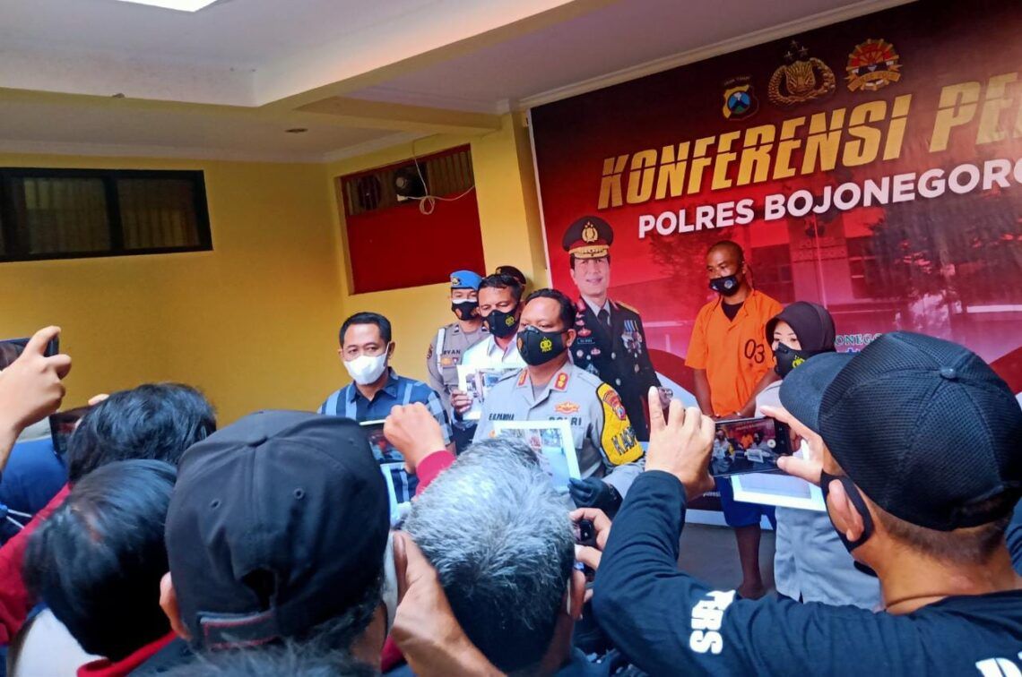 Curi Kayu Milik Perhutani, Warga Madiun Diamankan Polres Bojonegoro 1 Sesi konferensi pers kasus pencurian kayu atau illegal logging di Polres Bojoneogoro, Selasa (26/1/2021). (Foto: Mila Arinda/Tugu Jatim)