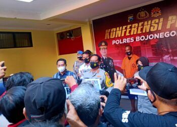 Sesi konferensi pers kasus pencurian kayu atau illegal logging di Polres Bojoneogoro, Selasa (26/1/2021). (Foto: Mila Arinda/Tugu Jatim)