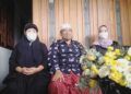 Keluarga Fadly Satrianto, korban jatuhnya pesawat Sriwijaya Air. (Foto; Rangga Aji/Tugu Jatim)