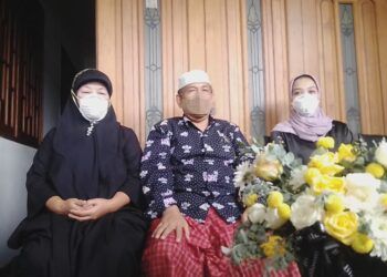 Keluarga Fadly Satrianto, korban jatuhnya pesawat Sriwijaya Air. (Foto; Rangga Aji/Tugu Jatim)
