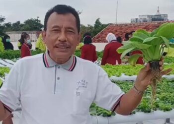 Kepala sekolah SMPN2 Bojonegoro, saat menjelaskan mengenai inovasi penanaman sayur di atap gedung sekolah. (Foto: Instagram SMPN 2 Bojonegoro)