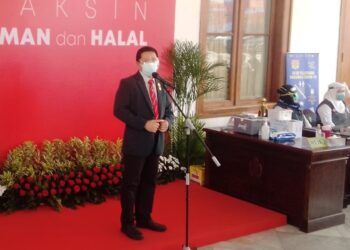 Ketua IDI Jatim, Dr. dr. Sutrisno, Sp.OG (K) saat memberikan sambutan di acara vaksinasi di Surabaya, Kamis (14/1/2021). (Foto: Rangga Aji/Tugu Jatim)