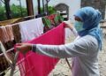 Gubernur Khofifah yang melakukan keseharian dengan mencuci baju usai dinyatakan positif OVID-19. (Foto: Instagram Khofifah)