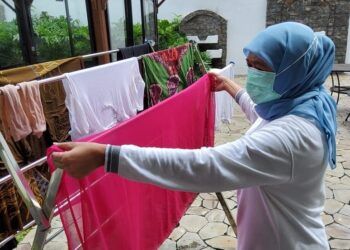Gubernur Khofifah yang melakukan keseharian dengan mencuci baju usai dinyatakan positif OVID-19. (Foto: Instagram Khofifah)