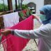 Gubernur Khofifah yang melakukan keseharian dengan mencuci baju usai dinyatakan positif OVID-19. (Foto: Instagram Khofifah)