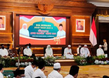 Gubernur Jatim Khofifah Indar Parawansa saat menggelar doa bersama akhir tahun. (Foto: Kominfo Jatim)