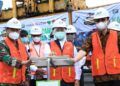 Gubernur Jawa Timur, Khofifah Indar Parawansa sedang berada di Pelabuhan Tanjung Perak Surabaya, Sabtu (30/01/2021). (Foto: Dokumen/Pemprov Jatim) tugu jatim