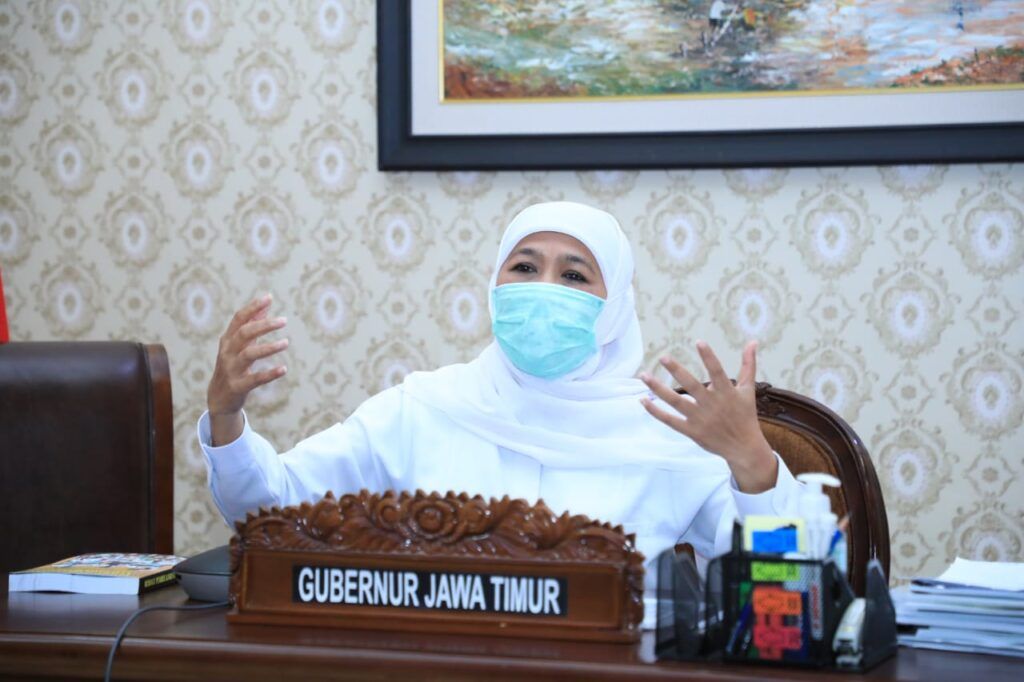 Gubernur Jawa Timur, Khofifah Indar Parawansa memberikan selamat kepada Komjen Listyo Sigit Prabowo sebagai Kapolri yang baru. (Foto: Rangga Aji/Tugu Jatim)